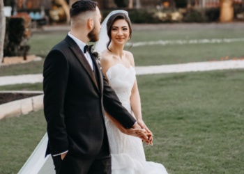 6 Romantic Poses to Capture Your Love on Your Wedding Day