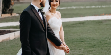 6 Romantic Poses to Capture Your Love on Your Wedding Day