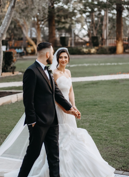 6 Romantic Poses to Capture Your Love on Your Wedding Day